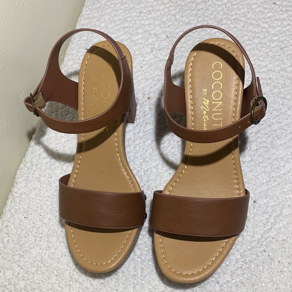 SOLD Coconuts heels - Picture 3 of 5